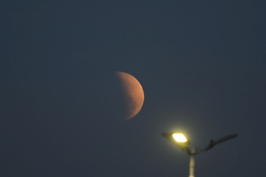 El de mañana será un eclipse con luna llena y con las condiciones ideales para mirarlo en su máximo esplendor. Expertos aseguran que no es riesgoso observarlo. Foto: Los Andes