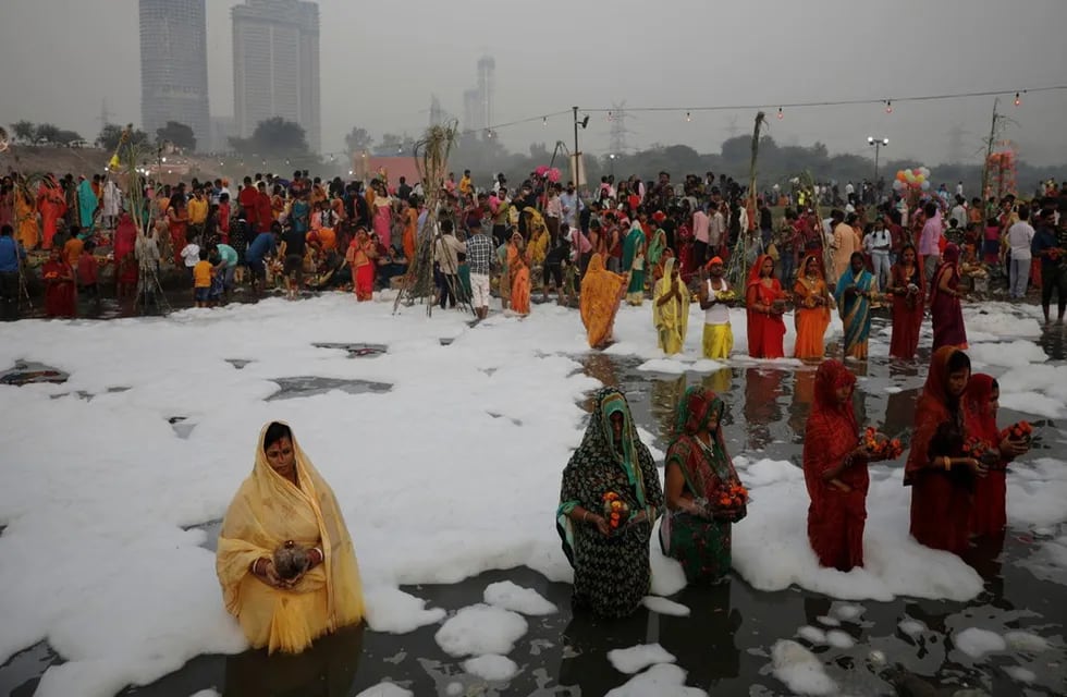 Miles de personas en ritual sagrado sumergiéndose en río cubierto de espuma tóxica, en Nueva Delhi, India.