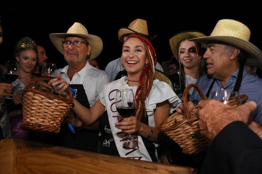Funcionarios e intendentes brindaron con las reinas por la cosecha obtenida. | Foto: Mariana Villa / Los Andes