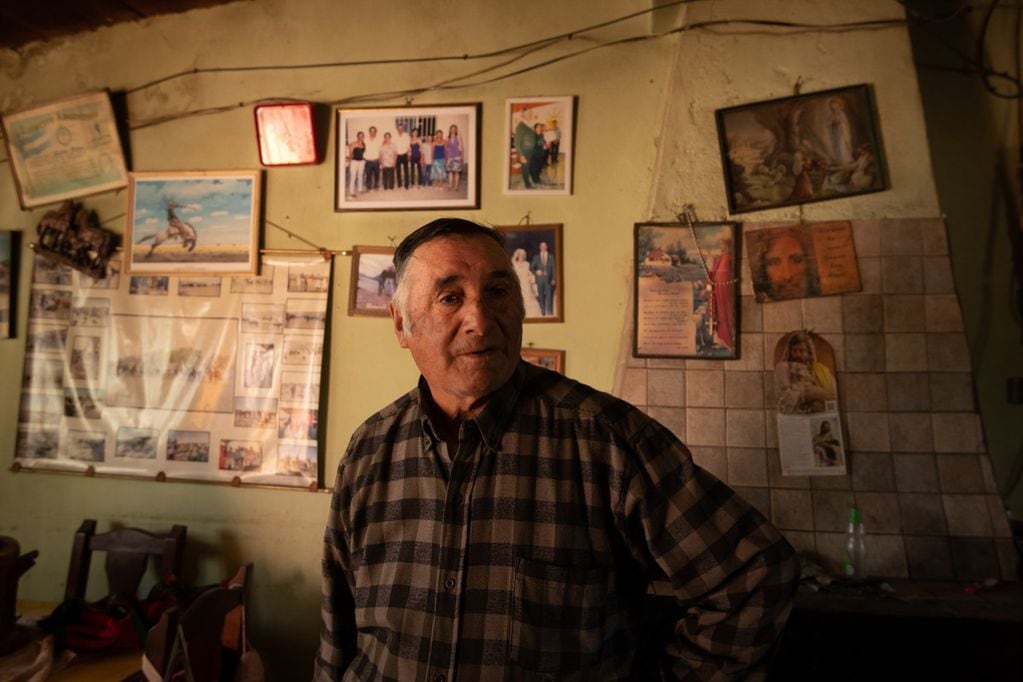 En la pared de su casa hay fotos de sus antepasados y de su familia actual. Foto: Ignacio Blanco / Los Andes