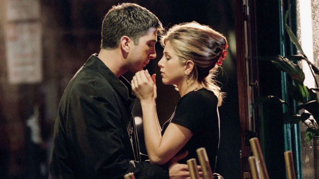 Jennifer Aniston y David Schwimmer en una de las escenas más recordadas de "Friends" - 