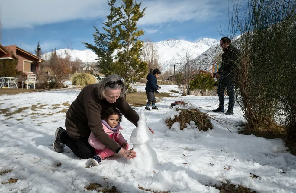 La familia Sobisch disfrutó ayer de la nieve en un complejo de cabañas en el Valle del Sol / Ignacio Blanco / Los Andes