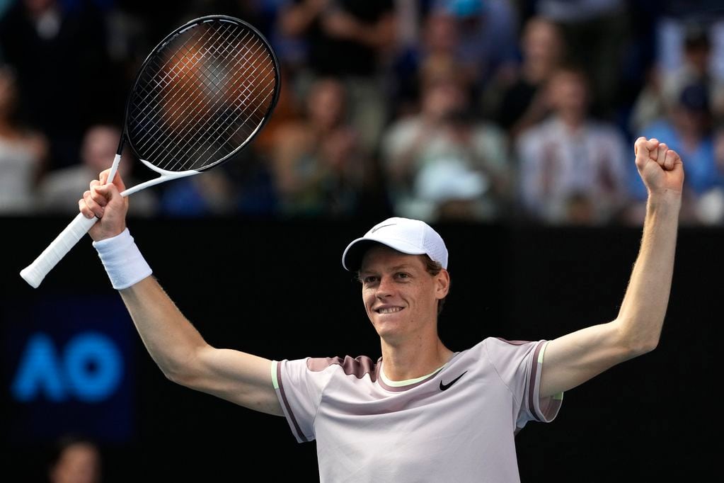 Jannik Sinner celebra su victoria sobre Novak Djokovic en las semifinales del Abierto de Australia, en Melbourne, Australia, el 26 de enero de 2024. (AP Foto/Alessandra Tarantino)