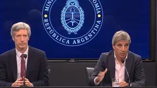 Santiago Bausili, presidente del Banco Central, y Luis Caputo, ministro de Economía de la Nación