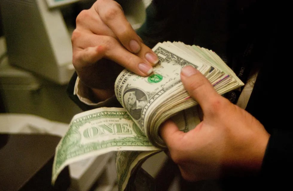 Dólar hoy: la cotización retrocedió diez centavos  y cerró en $57,20