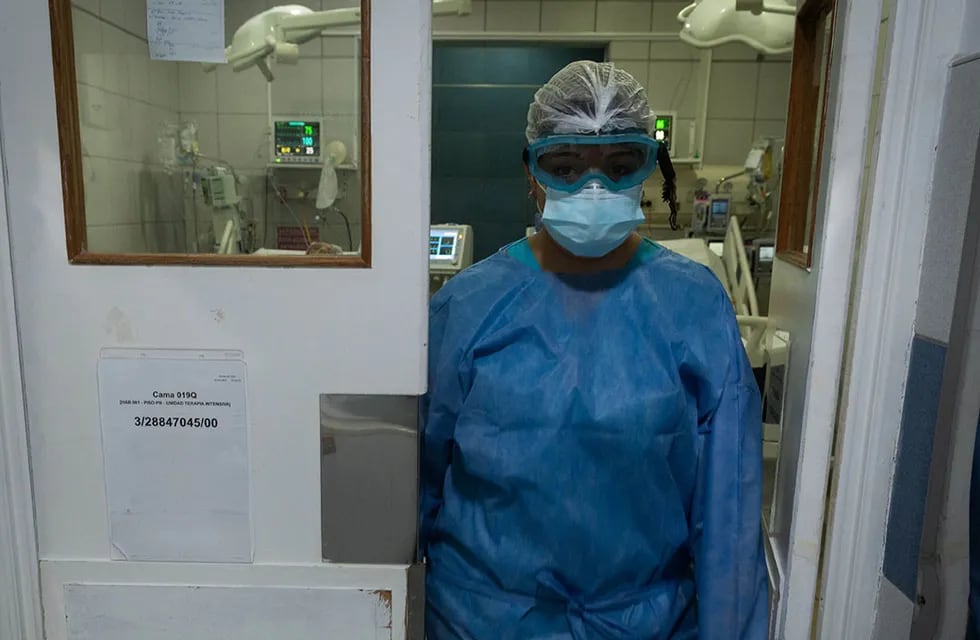 La enfermera Tamara Videla sale de una de las terapias intensivas del Hospital Del Carmen. Foto: Ignacio Blanco / Los Andes