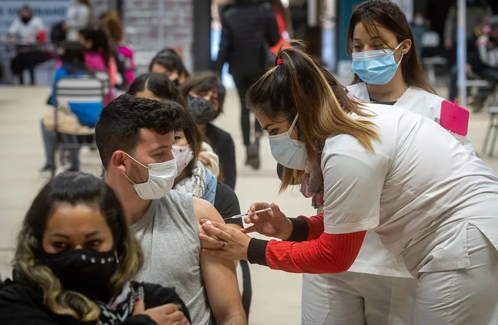 Vacunación contra el coronavirus en el Estadio Arena Aconcagua. Foto: Ignacio Blanco / Los Andes