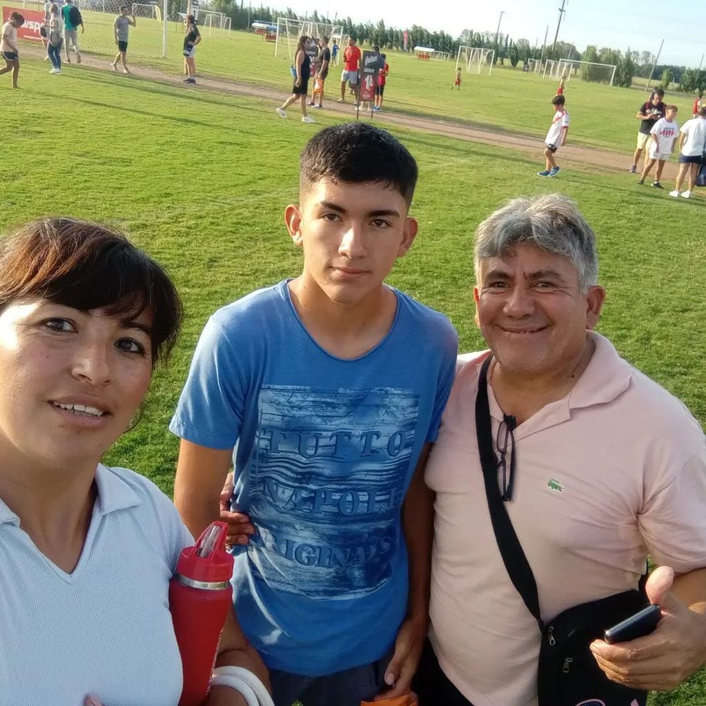 Juan Francisco, en la cancha y con sus padres. | Foto: gentileza