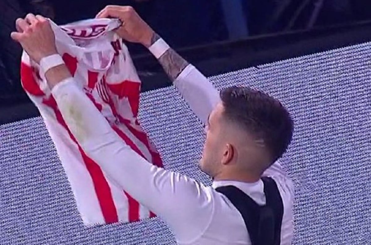 Franco Troyanski, jugador de Unión, mostró su camiseta ante La Bombonera en festejo de gol. Le dieron 3 fechas. / TV