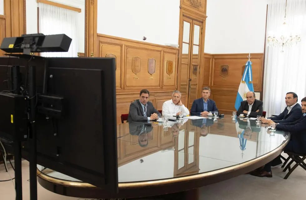 Guillermo Francos con algunos gobernadores radicales. Foto: Presidencia