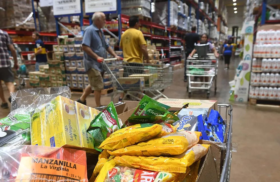 Las ventas en supermercados se concentran en alimentos, con menor participación de productos de limpieza y perfumería, indumentaria y electrodomésticos. Foto: José Gutierrez / Los Andes