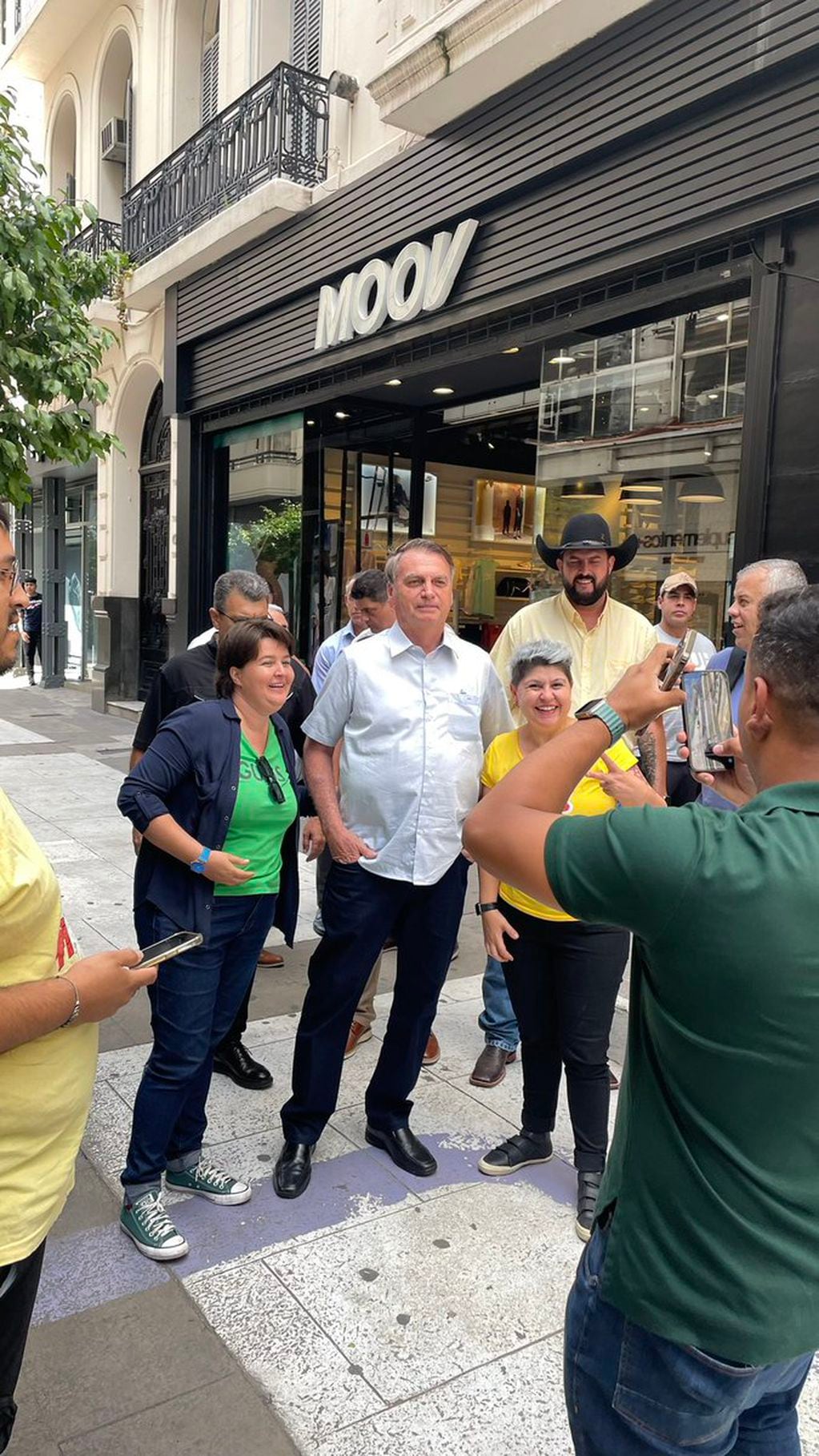 Bolsonaro recorrió las calles de Buenos Aires previo a su encuentro con Javier Milei. Foto: X / @giovannilarosa0