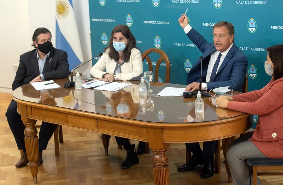 Suárez, con Juri a su izquierda. Fue el martes pasado, al anunciar los cambios en la cuarentena en Mendoza.