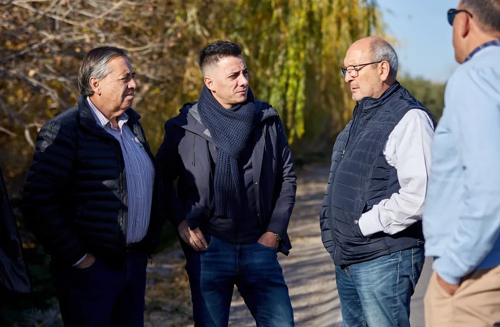 Marcos Calvente (centro) y Marcelino Iglesias (derecha). A la izquierda, Sergio Marinelli. Prensa Irrigación