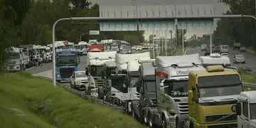 Protesta de camioneros en el Acceso Sur