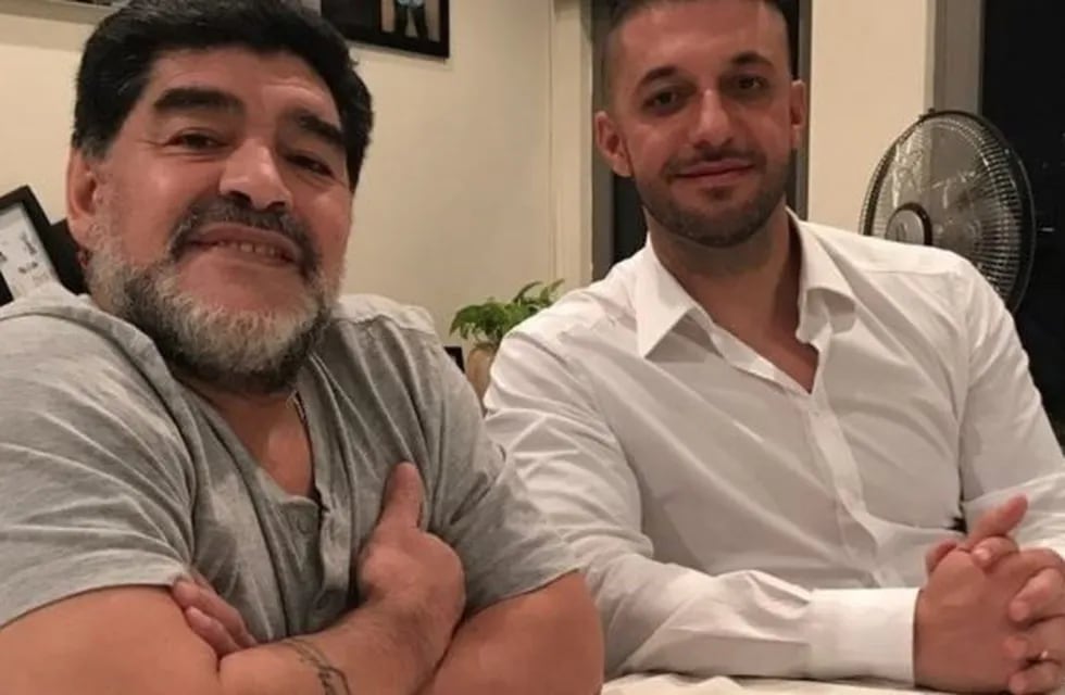 Matías Morla, abogado y amigo de Diego Maradona, enfrentando con dos de las hijas del 10. / Gentileza.