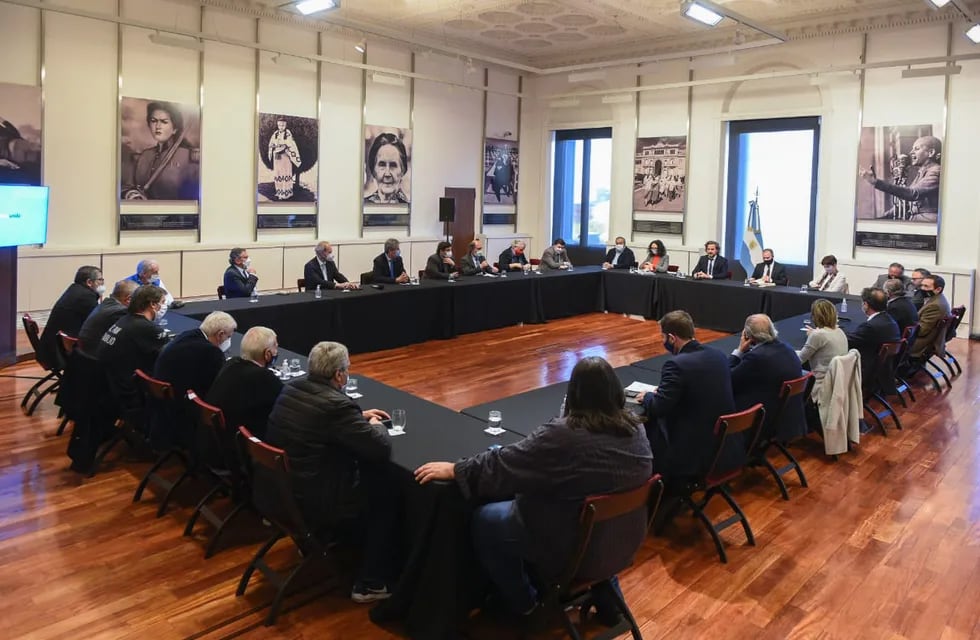 En la Rosada, Cafiero y Guzmán arrimaron posiciones con empresarios, sindicalistas y piqueteros, para involucrarlos en la negociación con el Fondo Monetario.