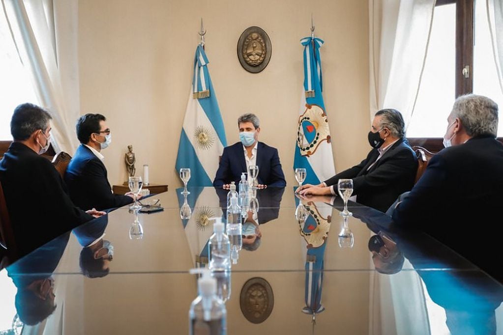 El gobernador de San Juan Sergio Uñac encabezó una reunión con funcionarios de Iberte y el ex titular de Fecovita, Eduardo Sancho. A la izquierda, de espaldas, está Guillermo García.