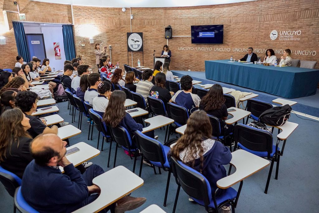 Estudiantes presentan proyectos de emprendedurismo ante el jurado. Foto: UNCuyo
