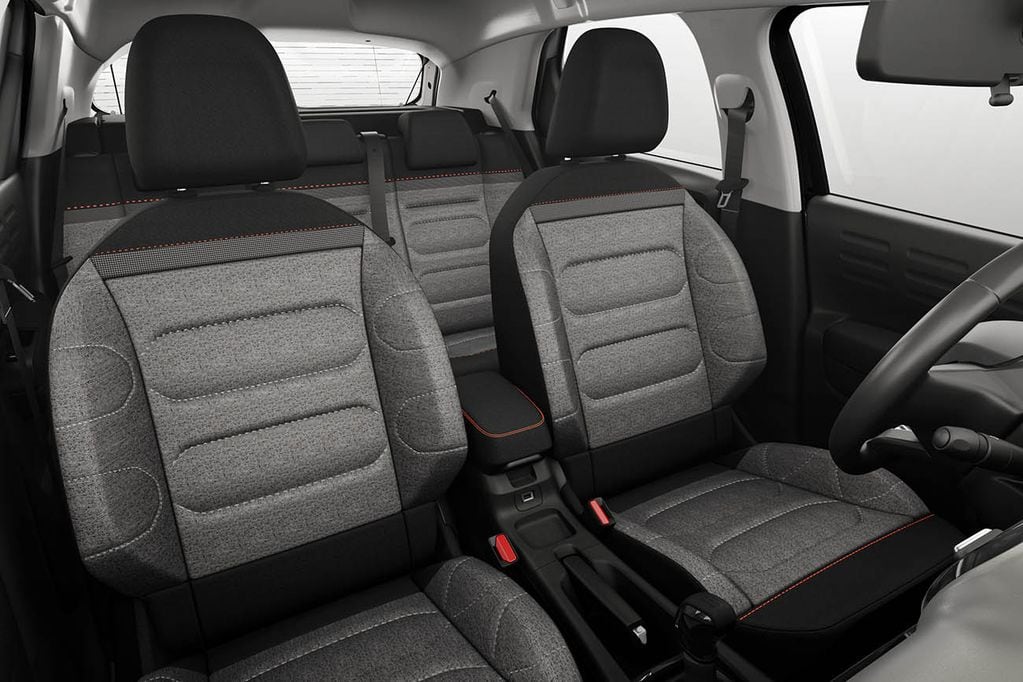 Cuenta con nuevas telas en los tapizados de los asientos, y nueva personalización en los paneles de puertas delanteras color “Negro Onyx”.
