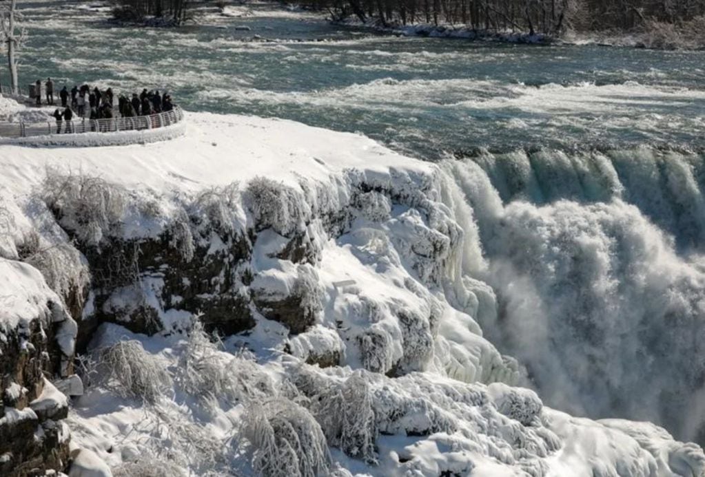 La ola de frío congeló parte del salto y brindó un panorama único para los visitantes.