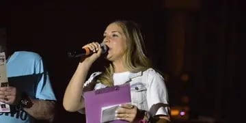 Carla Díaz, con tan solo 22 años, es la encargada de llevar la conducción de Rivadavia canta al país, junto a Mauricio Morello. Hay futuro.