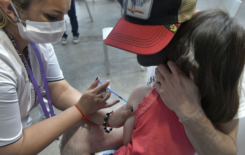 Extranjeros menores de 18 años podrán acceder a la vacuna contra el Covid-19 - Imagen ilustrativa Orlando Pelichotti / Los Andes