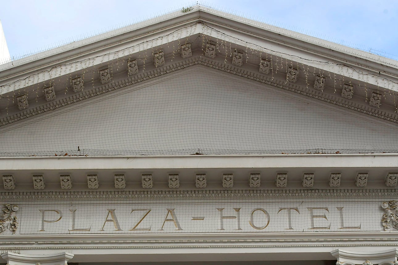 En calle Chile se encuentra el ex-Hotel Plaza que data del 1926, actual Park Hyatt Mendoza. Detalle del frontón triangular. Foto: Orlando Pelichotti 
