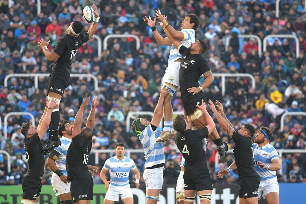 En julio los Pumas enfrentaron por el Rugby Championship a los All Blacks de Nueva Zelanda en el estadio Malvinas Argentinas. Foto: Marcelo Rolland / Los Andes