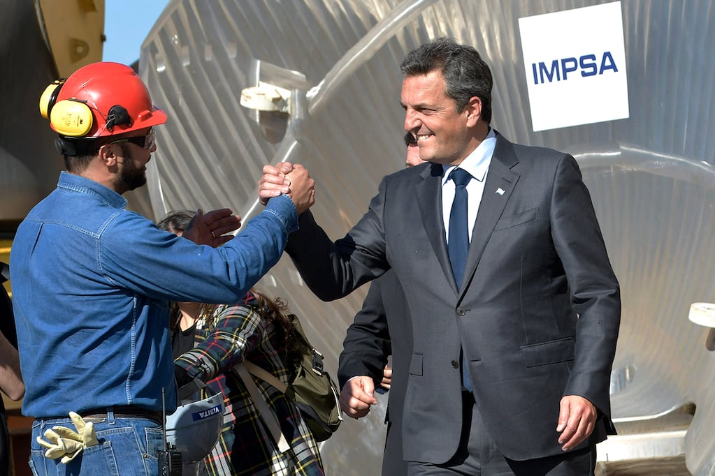El precandidato a presidente y ministro de Economía Sergio Massa visitó la empresa IMPSA.
Foto: Orlando Pelichotti