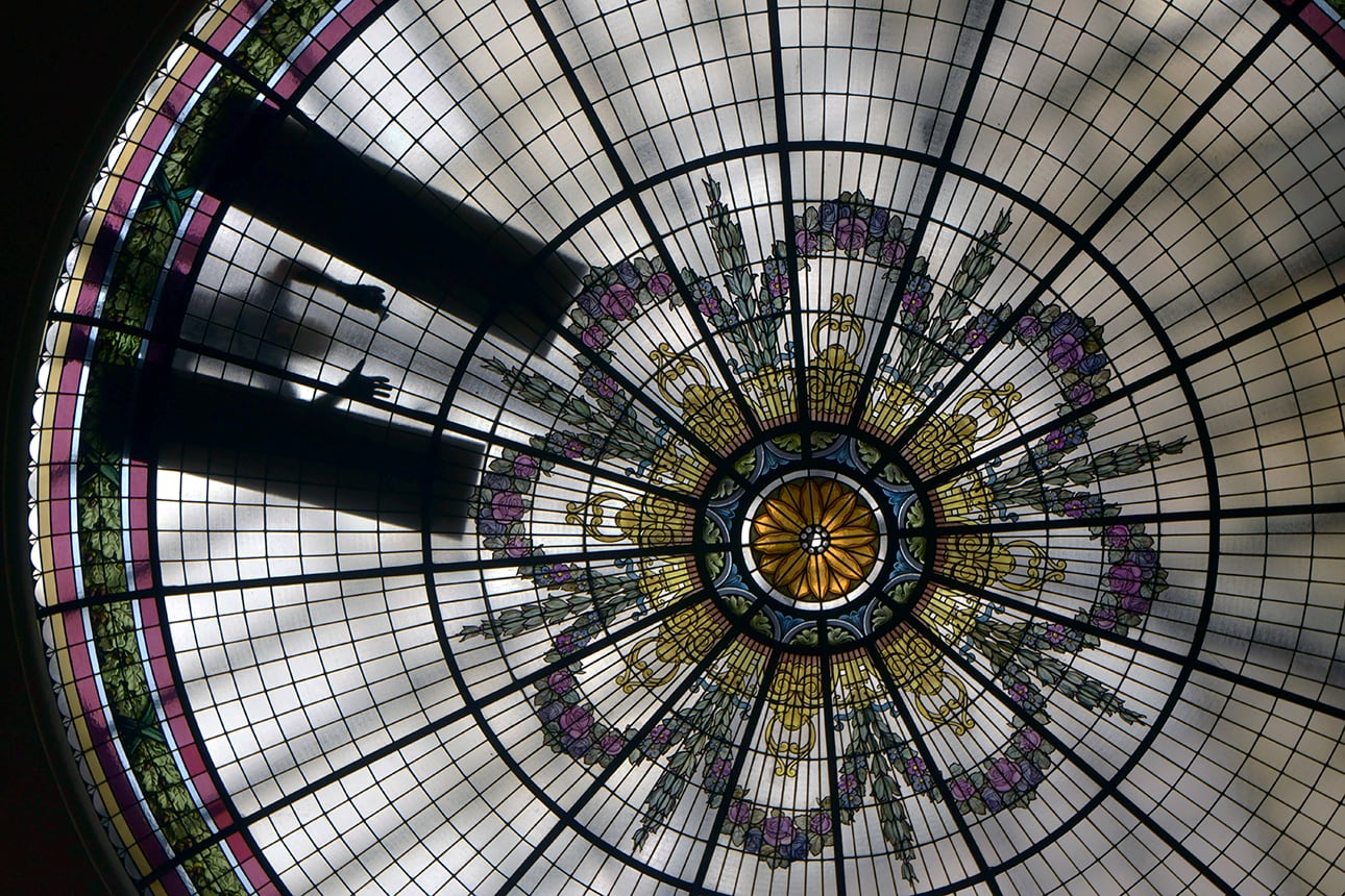 Restauran los centenarios vitrales del Pasaje San Martín. Foto: Orlando Pelichotti