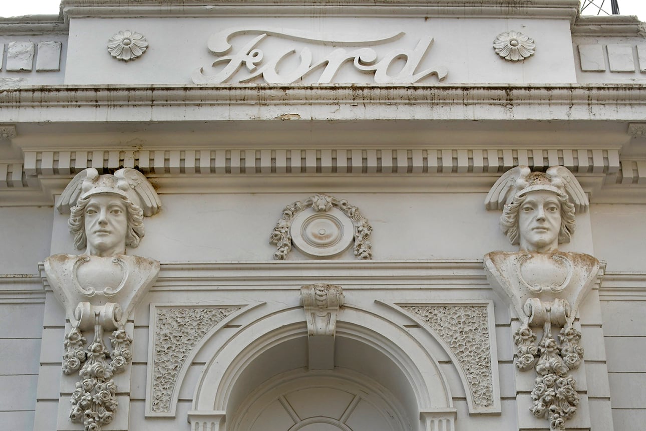 Edificio ex-Concesionario Ford John A. Walker, en avenida San Martín 1123, posee una importante ornamentación en su fachada. Data del 1918. Foto: Orlando Pelichotti 
