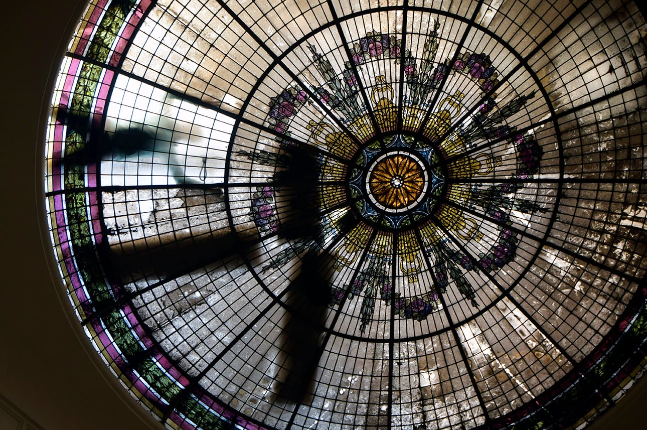 La silueta del artista y restaurador Carlos Alvacete, conocido como Cardo, se mimetiza por estos días, entre los famosos ensambles de vidrios coloridos de estilo Art Nouveau.Foto: Orlando Pelichotti