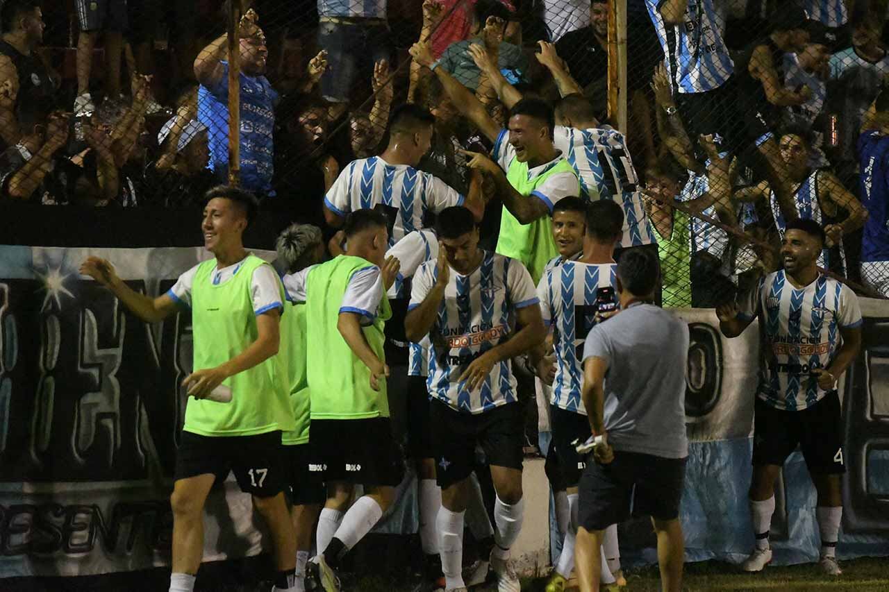 Festejos del gol de Argentino


Foto: José Gutierrez / Los Andes