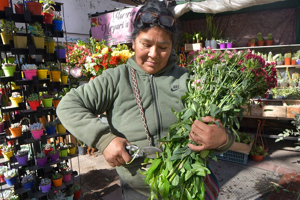 La florista Margarita Flores, desde hace 35 años se asentó en esta esquina y hoy es una referente de nuestra ciudad. Foto: Orlando Pelichotti
