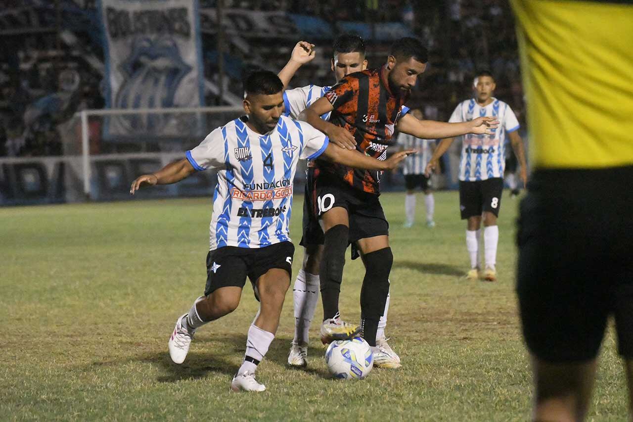 Final anual en cancha de San Martín, FADEP y Argentino en donde FADEP se quedó con el título de campeón de la Liga Mendocina de Fútbol.


Foto: José Gutierrez / Los Andes