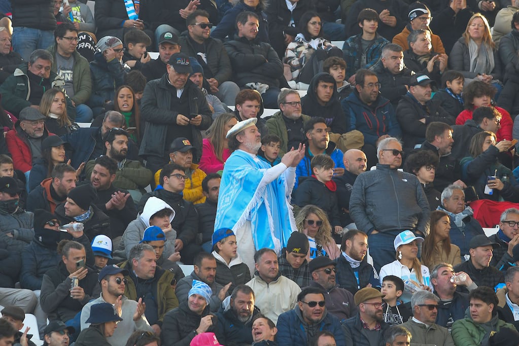 Con poncho y boina, un fanático del rugby aplaude antes del match entre Los Pumas y los All Blacks por el Rugby Championship en el estadio Malvinas Argentinas. Foto: Marcelo Rolland / Los Andes