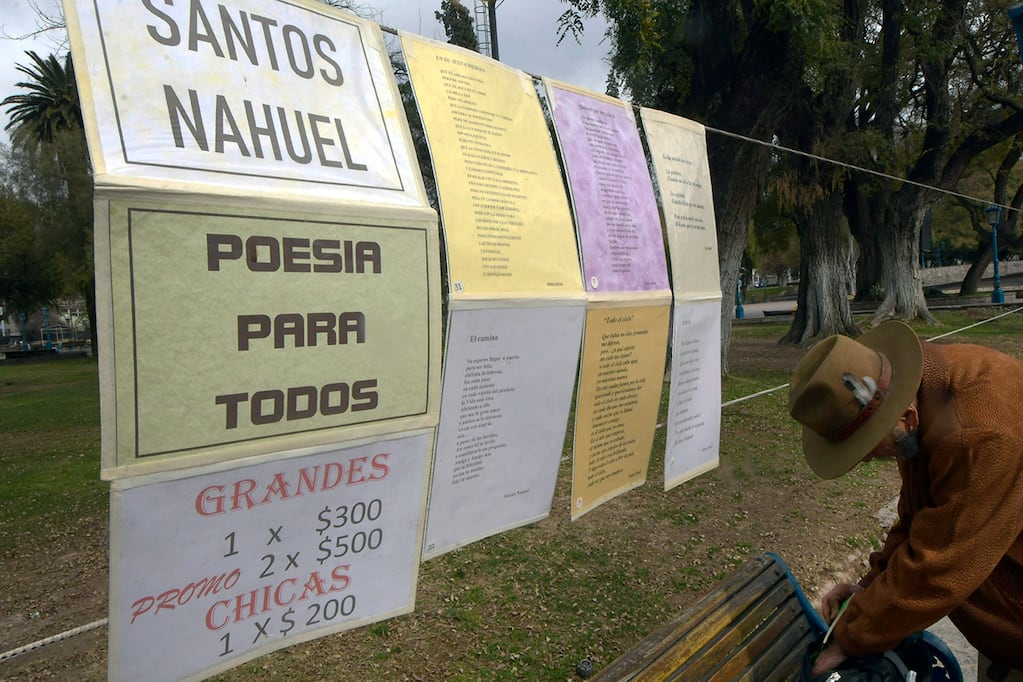 Santos Nahuel poeta de la Plaza Independencia.
 
Foto: Orlando Pelichotti 
