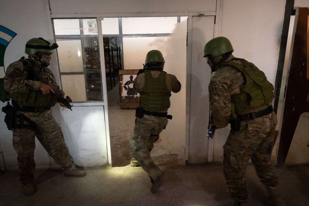 G.E.S. EL Grupo de Elite de la Policia de Mendoza se entrena y capacita para operar en dintintos escenarios de conflictos.
 Foto: Ignacio Blanco / Los Andes 