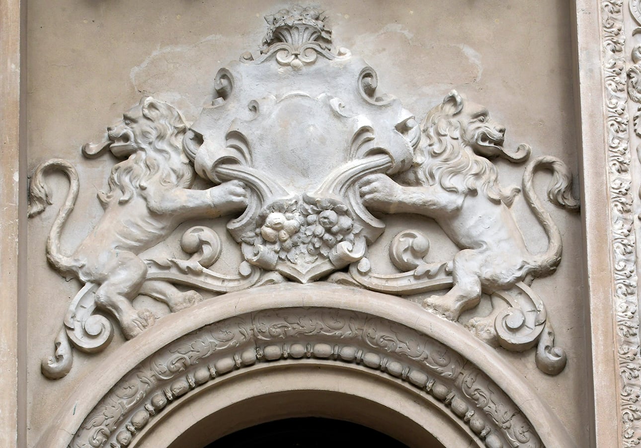 Detalle de los leones y escudo princicpal, del ex-Banco Hipotecario Nacional, emplazado en la esquina de España y Gutiérrez. Foto: Orlando Pelichotti 
