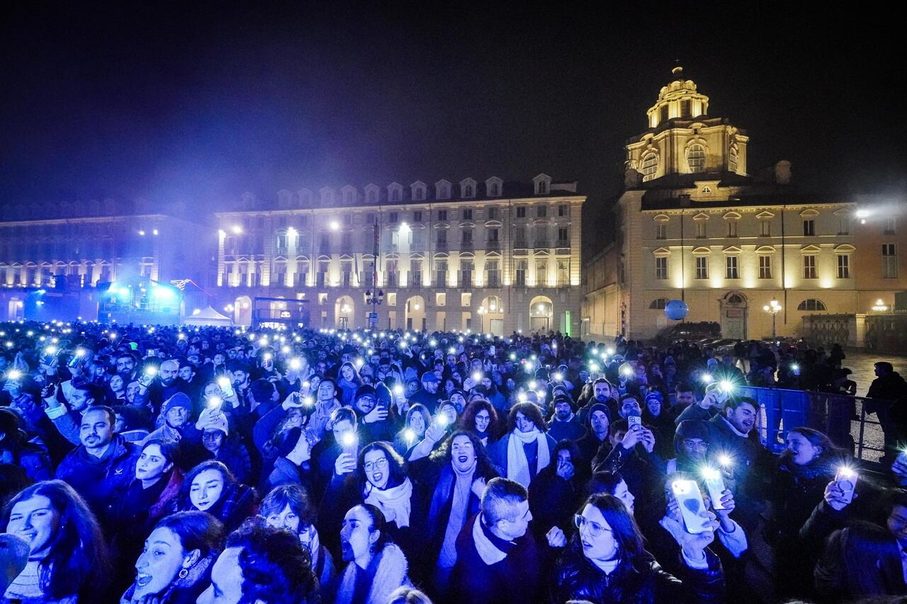  Personas asisten a un concierto de la banda Lo Stato Sociale durante las celebraciones de Año Nuevo 2024 en la plaza del Castillo en Turín, Italia. EFE/EPA/TINO ROMANO