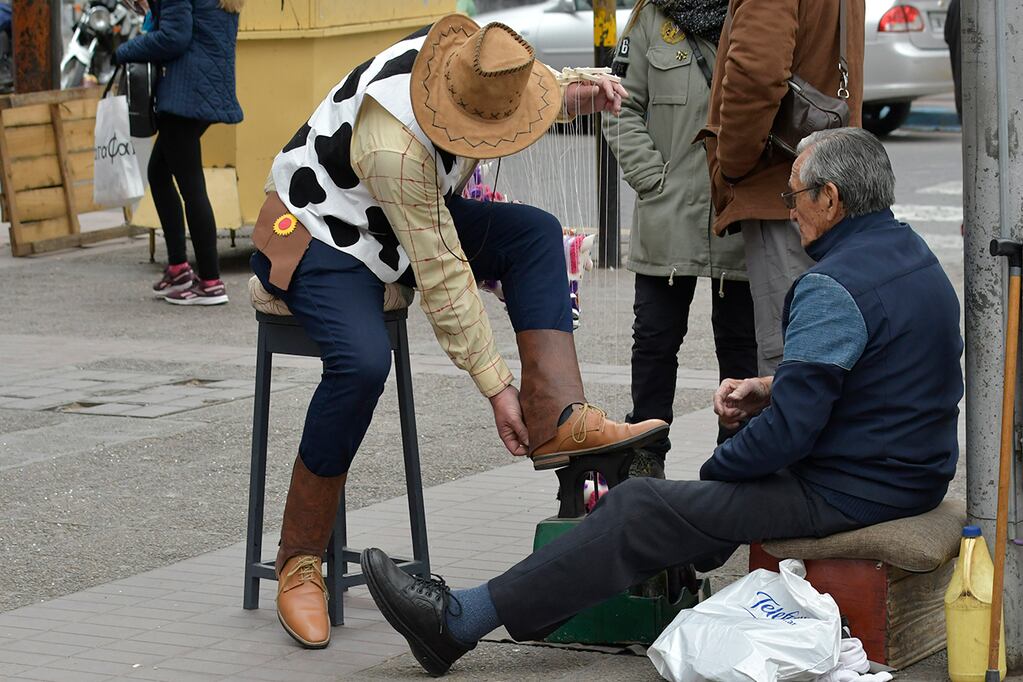 Woody se lustra el calzado en el KM0 de Mendoza.
Foto: Orlando Pelichotti 

