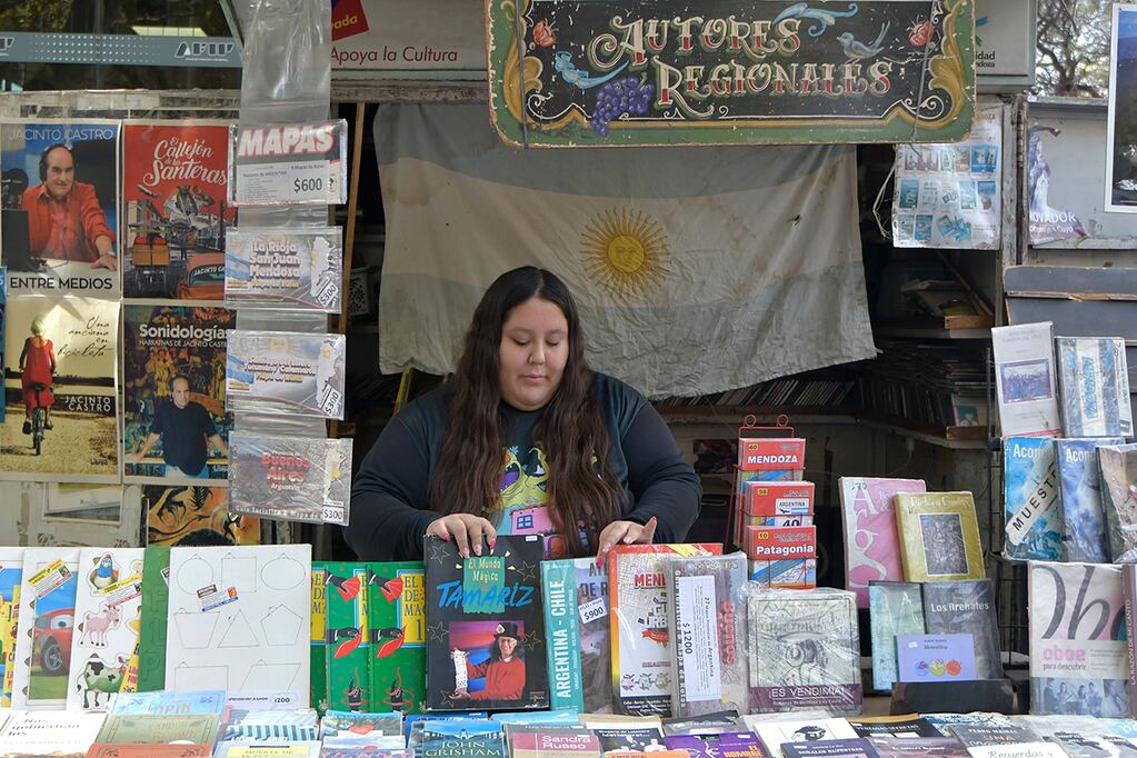 Apostar a la venta de libros de autor, María en el puesto fijo de Autores Regionales. Foto: Orlando Pelichotti
