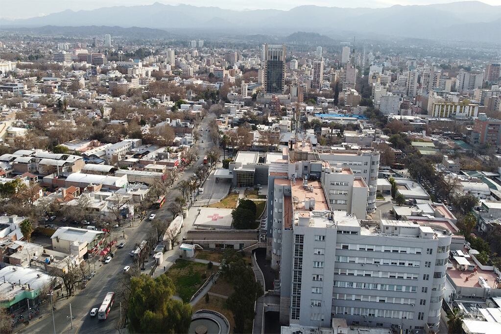 Vista aérea del Hospital Central ubicado en la ciudad de Mendoza. El nosocomio es una de las joyas arquitectónicas de la provincia. Foto: Marcelo Rolland / Los Andes