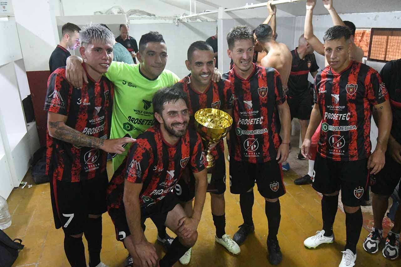 El festejo del plantel de FADEP tras conseguir el título de campeón de la Liga Mendocina de Fútbol.
Foto: José Gutierrez / Los Andes