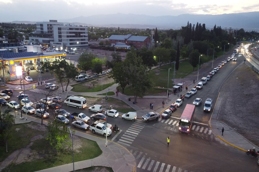 A fines de octubre cientos de vehículos formaron largas colas para cargar combustible debido a la escasez que afectó a las estaciones de servicio. Foto: Marcelo Rolland / Los Andes