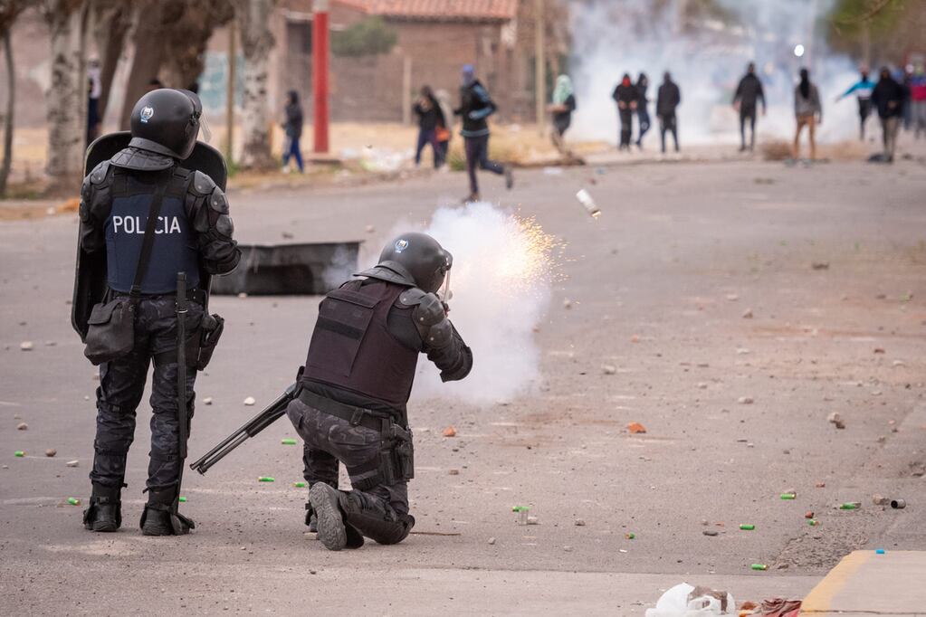 Efectivos policiales se enfrentaron con personas que saquearon diferentes comercios de la avenida Indepedencia, de Las Heras
Foto: Ignacio Blanco / Los Andes 