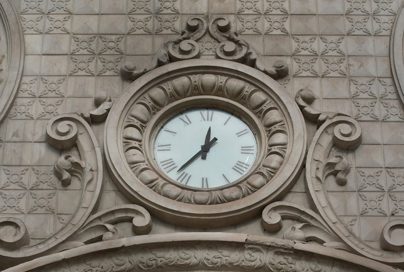 Otro detalle del edificio del ex-Banco Hipotecario Nacional emplazado en la esquina de España y Gutiérrez, es el reloj principal. Foto: Orlando Pelichotti 
