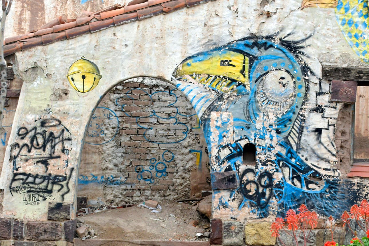 Murales que se resisten ante el abandono de la ex bodega Filippini. Foto: Orlando Pelichotti
