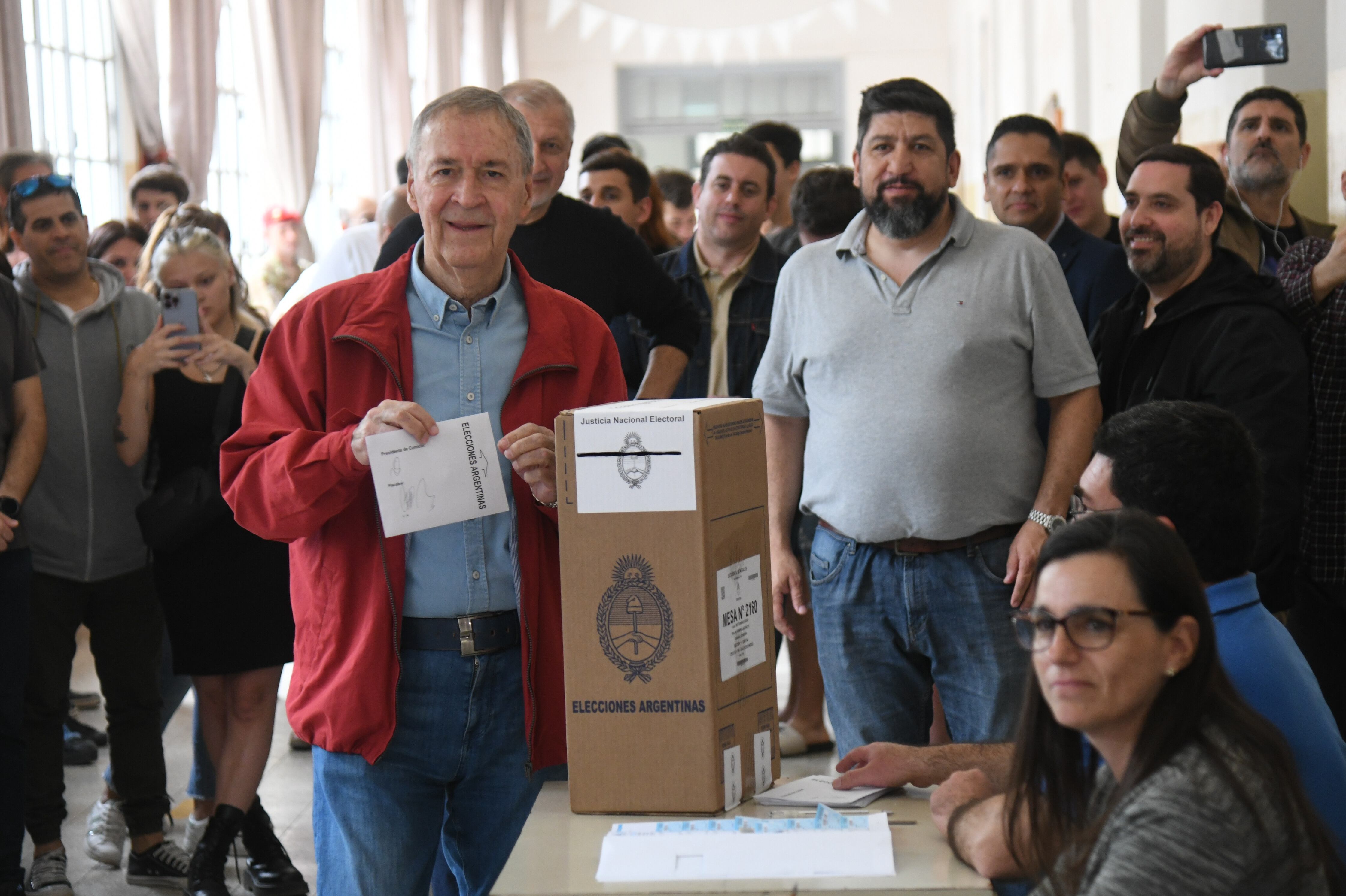 Juan Schiaretti, al emitir su voto este domingo (Ramiro Pereyra/LaVoz).